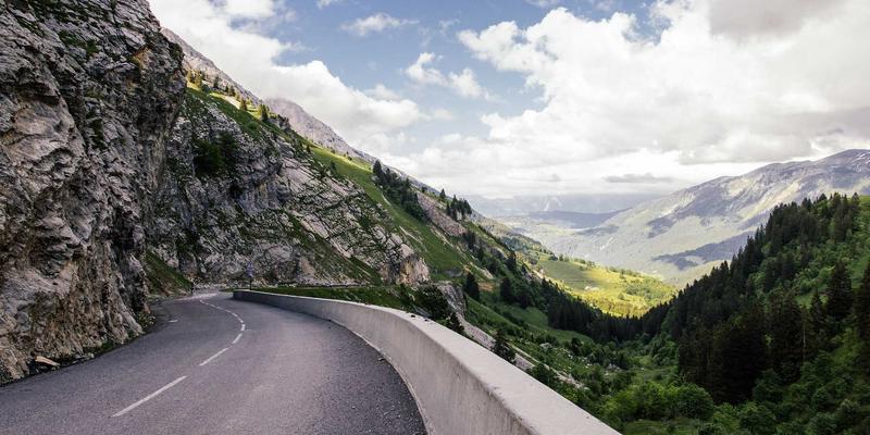 B2B官网设计如何构建信任感：拟物化设计、分栏布局与关键UI/UX要素深度解析