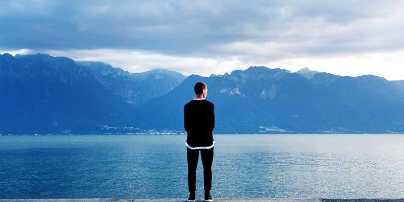 B端官网设计策略：巧用分栏布局与视觉设计，构建专业信任感的用户体验