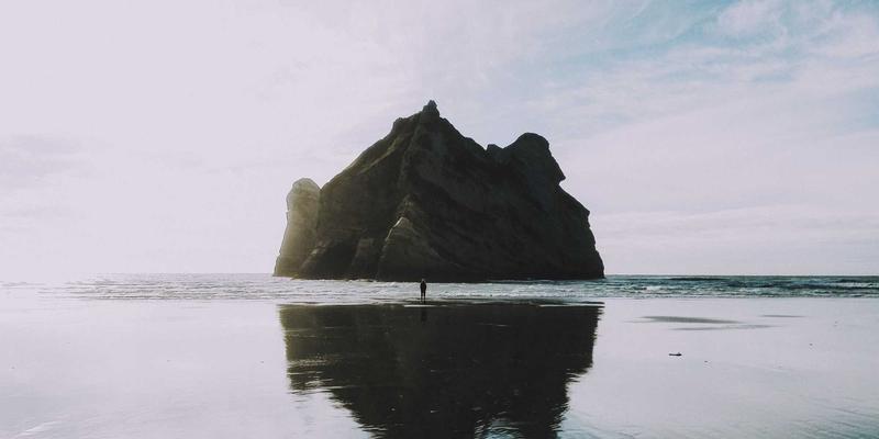 从首屏设计到滚动体验：如何运用分栏布局与视觉设计优化长页面网站