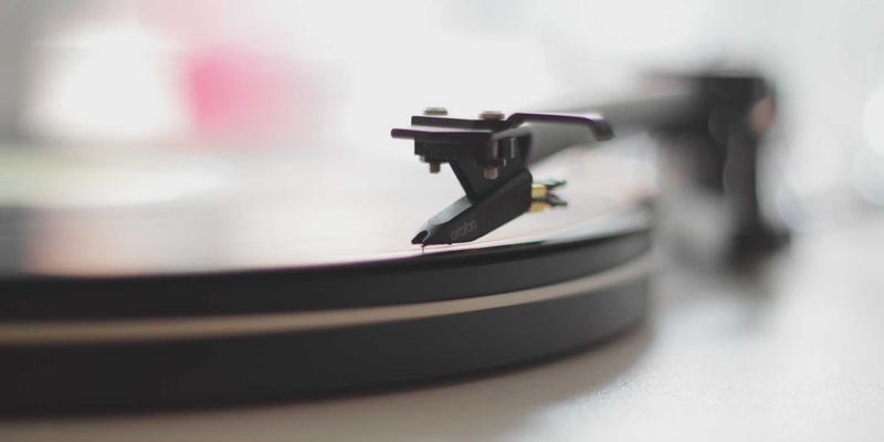 暗黑模式网站设计：用户体验、分栏布局与拟物化设计的融合指南