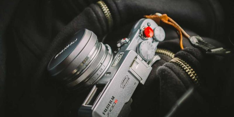 移动优先设计策略：如何通过分栏布局与拟物化UI构建清晰的小屏信息层级