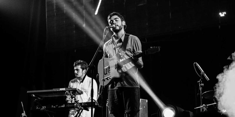 网站设计中的留白艺术：运用负空间构建平衡、清晰与高级感的UI界面