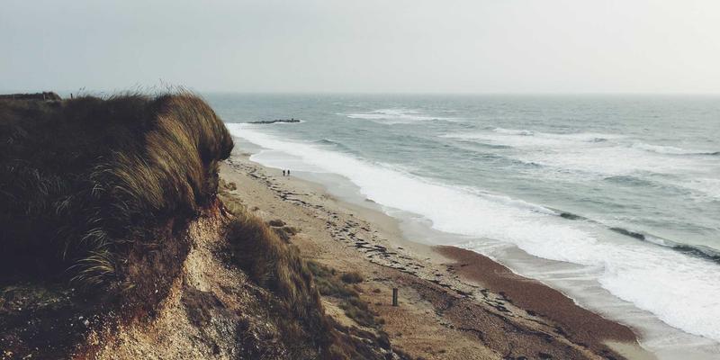 网站设计心理学：拆解高转化率着陆页的拟物化设计与分栏布局策略
